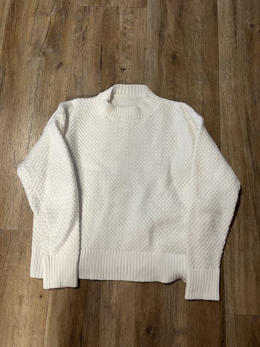 Светр білий вʼязаний