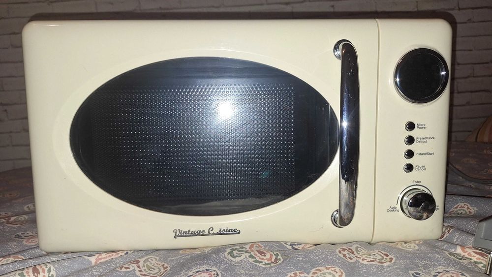Kuchenka mikrofalowa retro