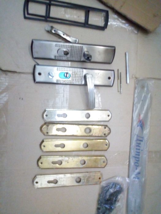 Продаю дверные ручки.