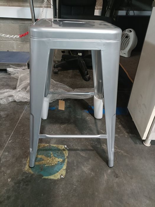 Banco alto de metal cinza