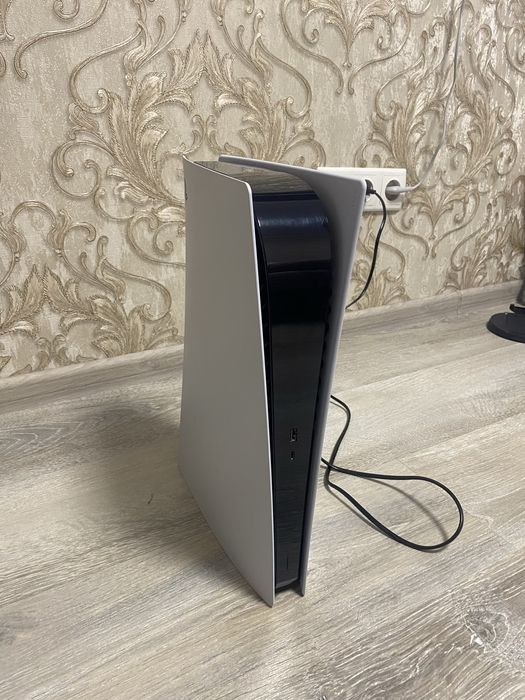 Продам ПС5  в хорошем состоянии