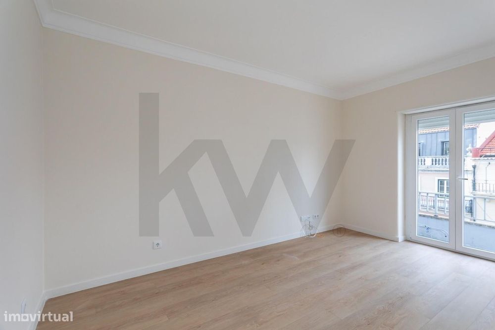 T2 renovado com varanda na Estrela | 2.300€/mês