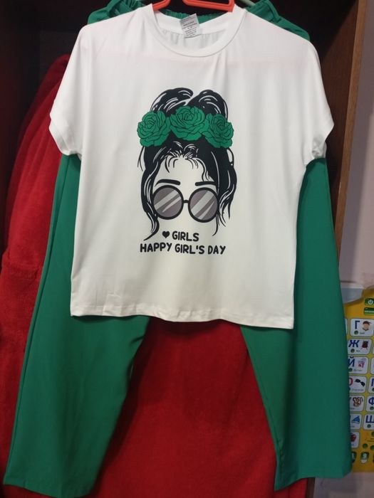 Продам костюмчик новий.