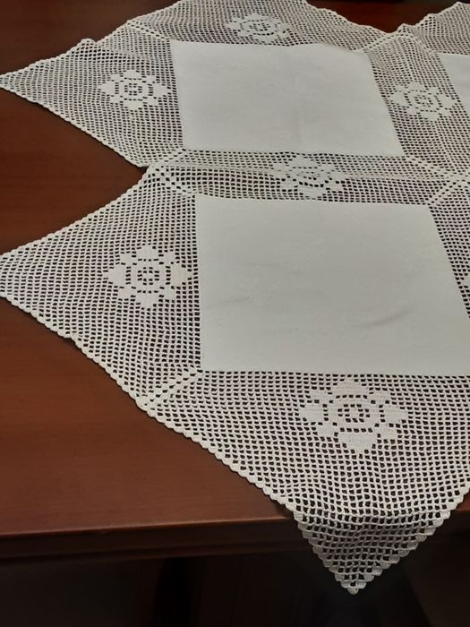 Grande pano de mesa com quadrados algodão  estampado  e croché
