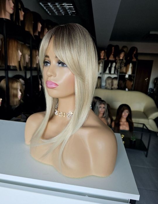Iga Mini topper jasny blond z odrostem i grzywką naturalny efekt