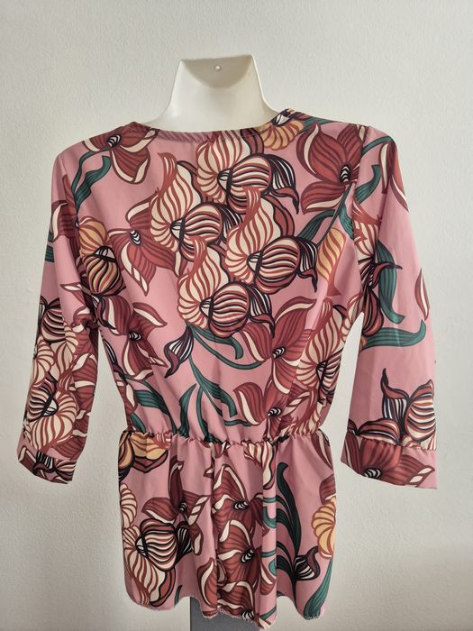 Blusa meia manga Decote em V

Tem elástico na zona da cintura
Tamanho