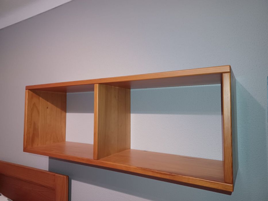 Quarto individual com cortinados e varão