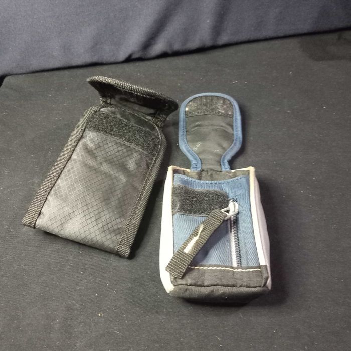 Duas bolsas de cintura