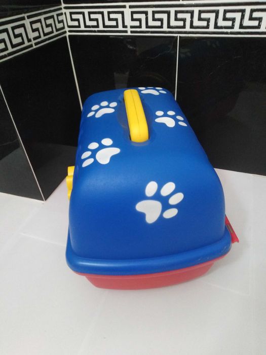 Transportadora de animais para brincar aos Veterinários.