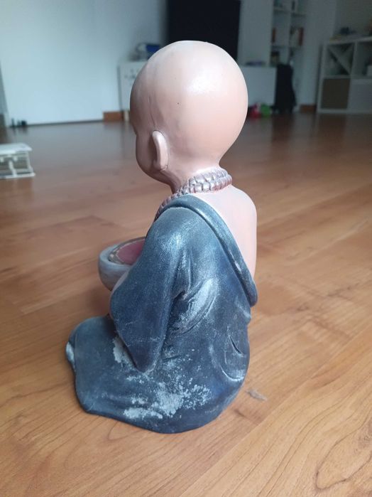 Estátua de Monge Budista em Cerâmica – 28 cm