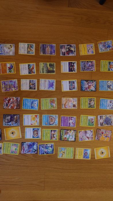 130 kart pokemon i 2 pokeballe