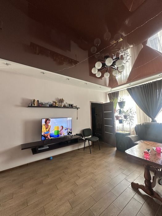 Продається чудовий будинок з басейном