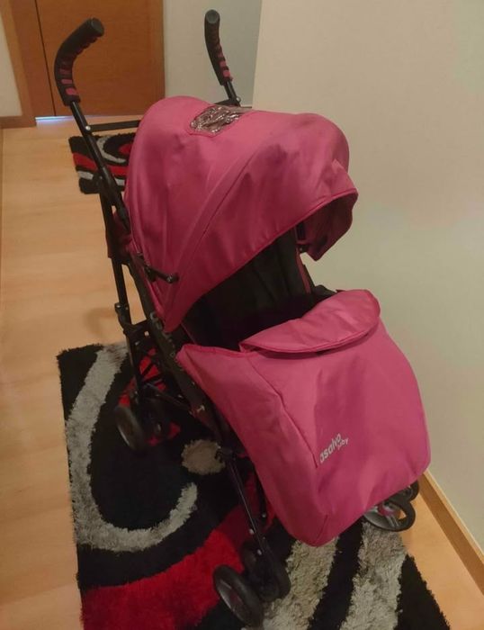 Carrinho de passeio inclinável e muito prático