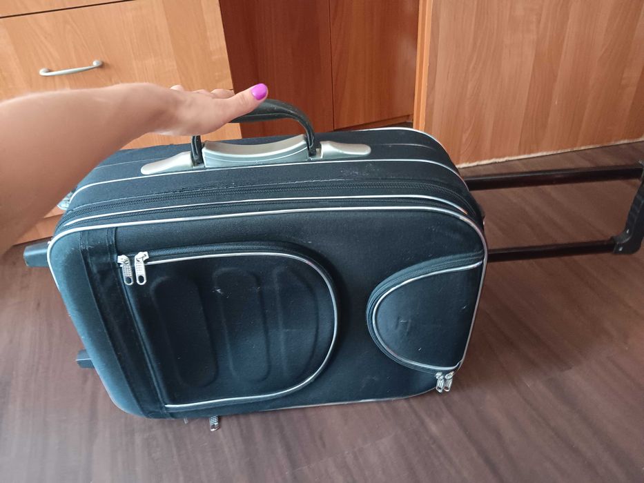 Czarna walizka podróżna