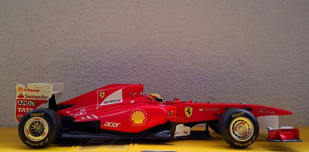 Bolid Ferrari F150 Fernando Alonso #5 Sezon 2011 / Skala 1/14 (37 cm)