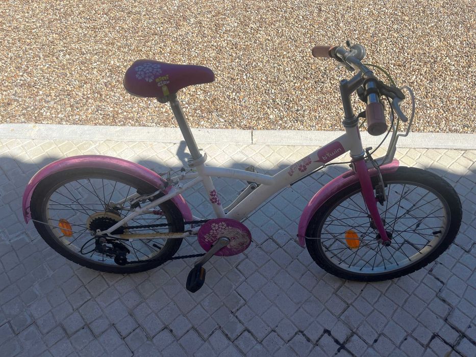 Bicicleta, roda 20, completa, com cesto removível, mudanças, descanço.
