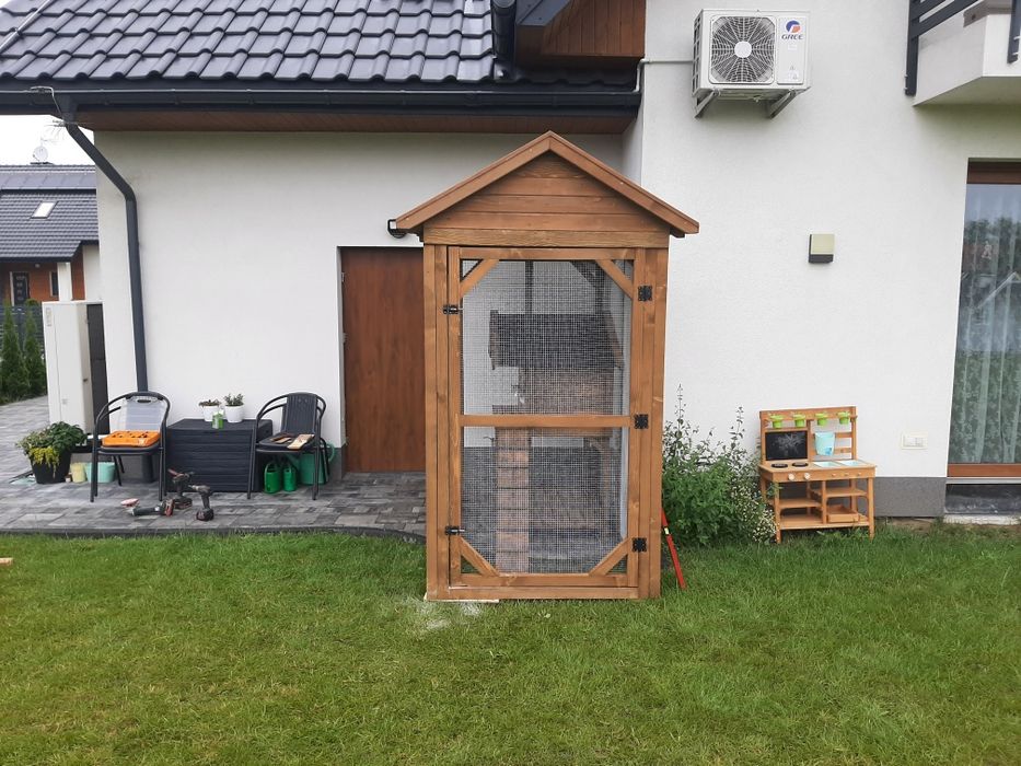Buda dla kota z wolierą
