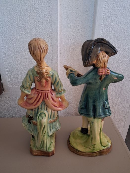 Duas estatuetas em porcelana