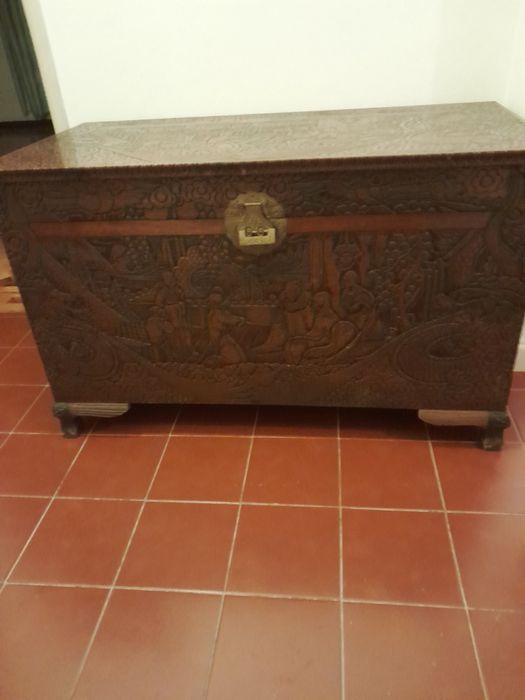 Arca de Enxoval  com relevos