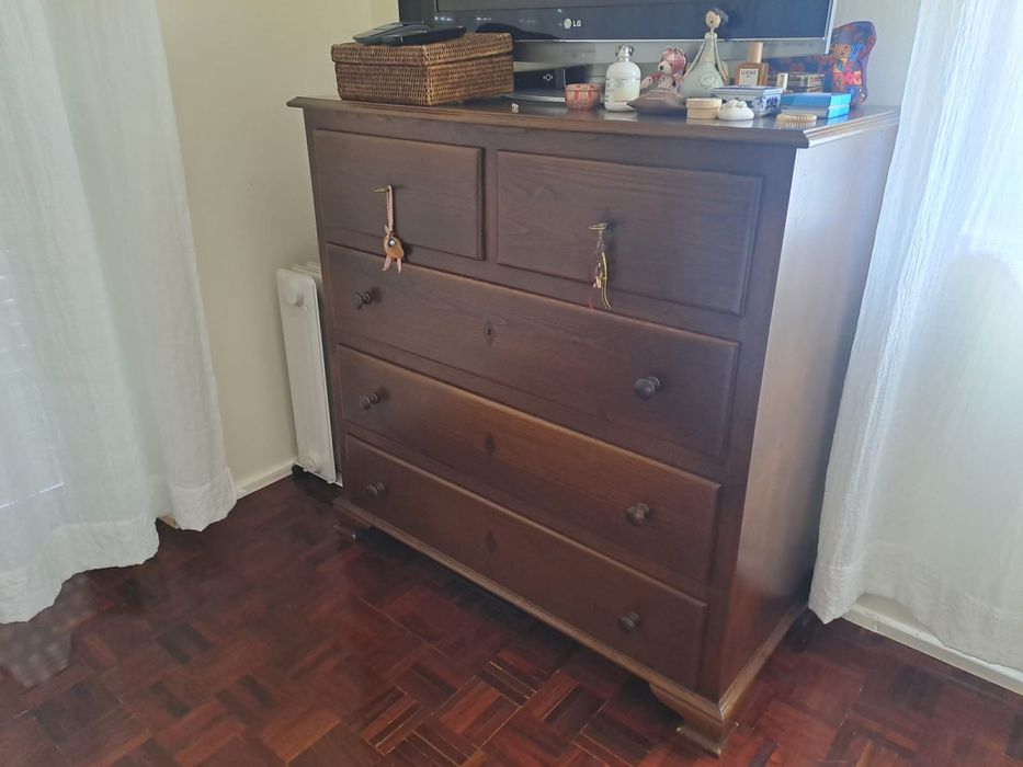 Comoda de madeira quarto