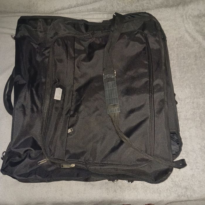 Продаеться портплед (сумка-чехол для одягу).