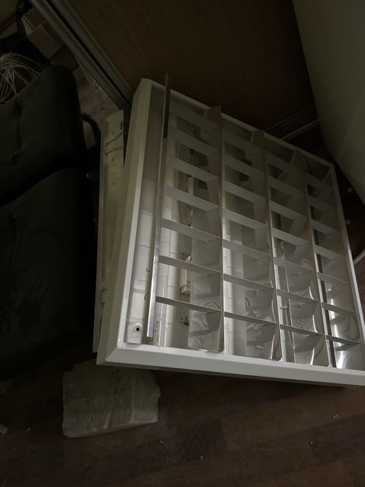 Дзеркало настінне, рукомийник, підставка для педикюру