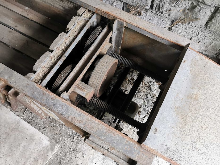 Belownica śrubowa, prasa pozioma
