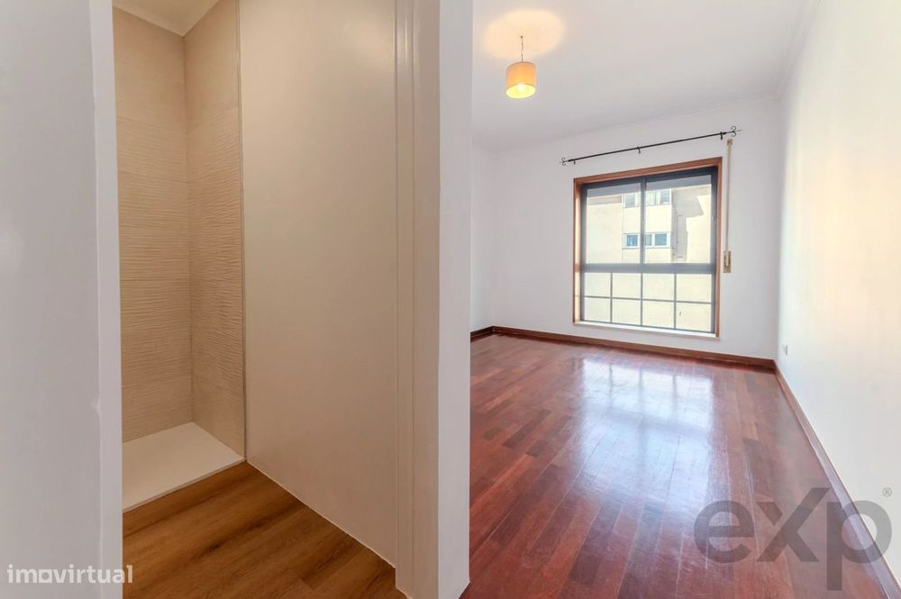 Apartamento T2  remodelado, varandas com vista desafogada, arqueamento