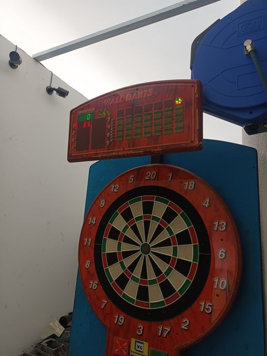 Máquina Diversão Setas Dardos Darts modelo Wall Darts.Funcionar