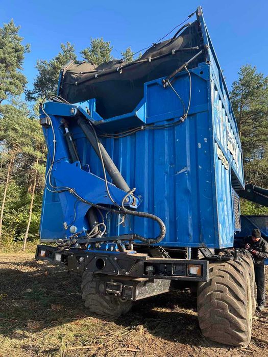 Продається спецтехніка John Deere 1510E + на базі дробарка BRUKS