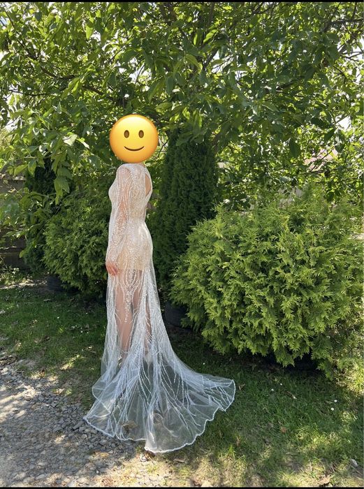 Неповторна, елегентна сукня зі шлейфом