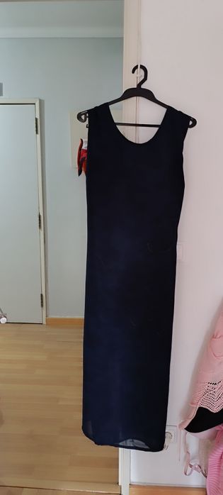 Vestido comprido azul escuro com desenhos dourados, usado