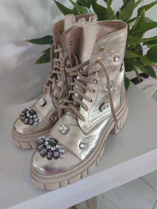 Eleganckie workery złote z ozdobami kolory naturalna skóra