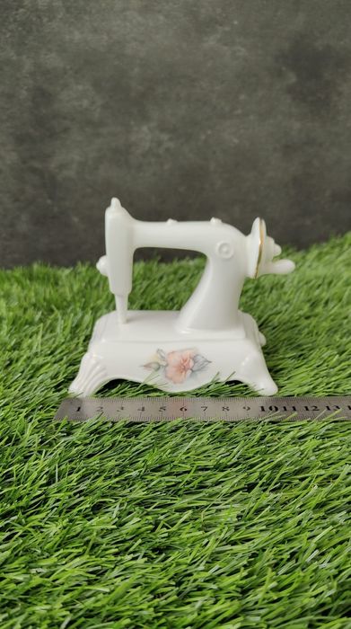 Figurka porcelanowa -  maszyna do szycia