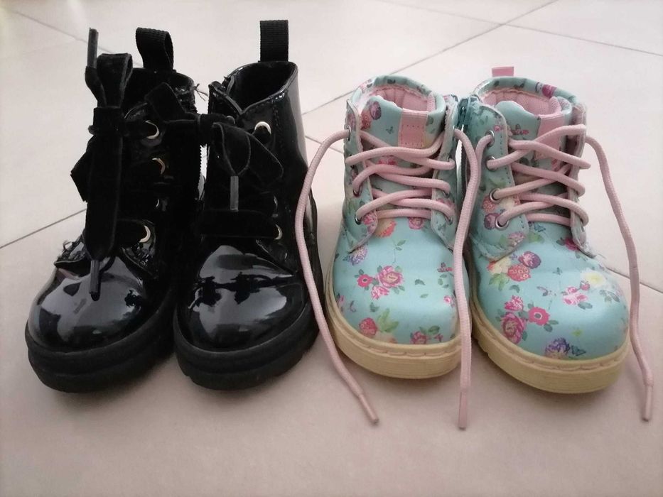 Dois pares de Botas para Criança (Tamanho 22) – Como Novas