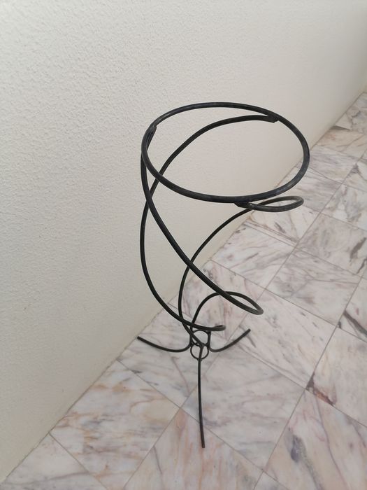 Suporte de chão Sellette  pedestal ou porta vasos em Ferro Forjado