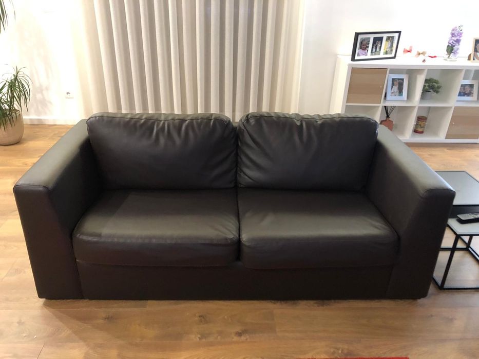 Sofás em pele sintética castanhos