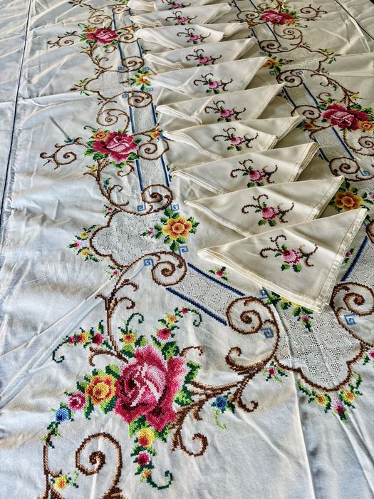 Toalha de mesa bordada a ponto cruz manual e 12 guardanapos