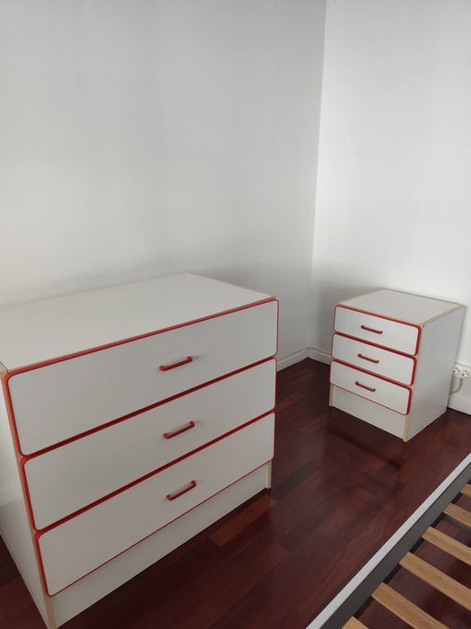 Cómoda de gavetas e mesinha de cabeceira