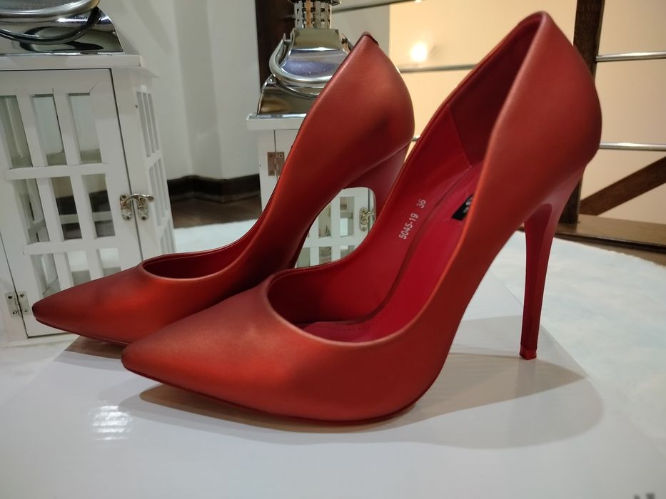 Szpilki czerwone satynowe Vices 36 roz.