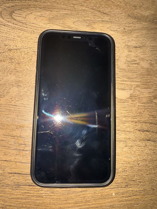 IPhone 11 Żółty pekniety ekran