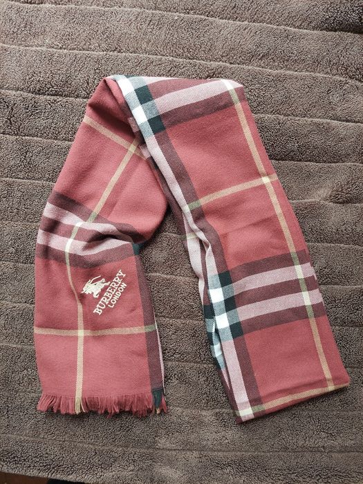 Шарф палантин фірми burberry 

Стан хороший 

Привезено із закордону