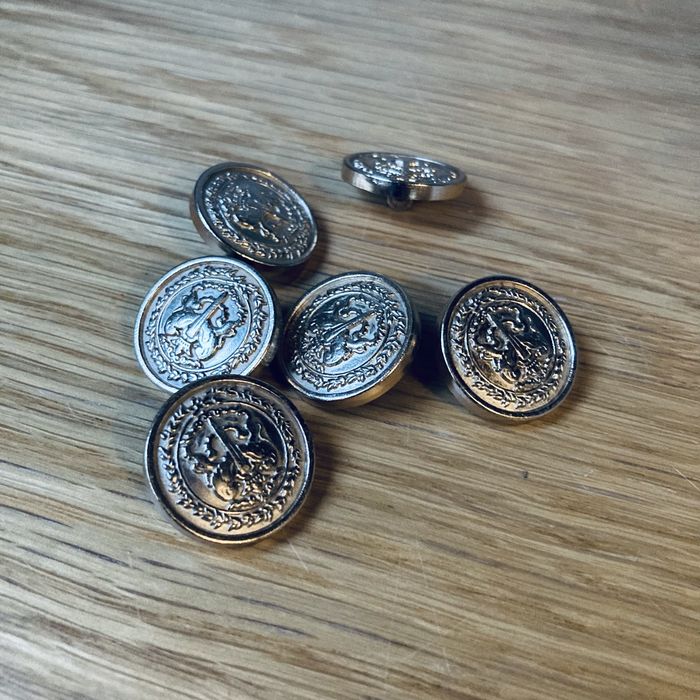 6 złotych guzików