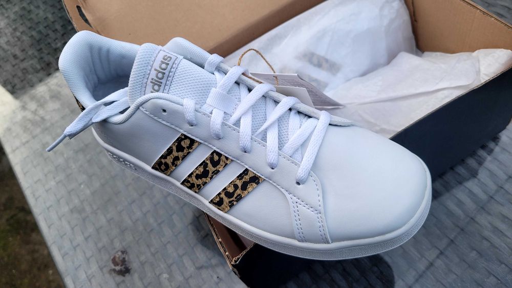 Sapatilhas - adidas- tamanho 37