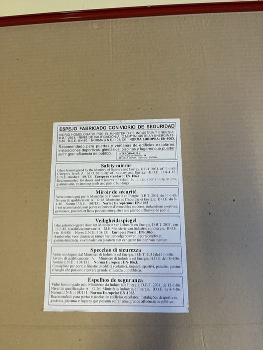 Espelho de parede com vidro de segurança