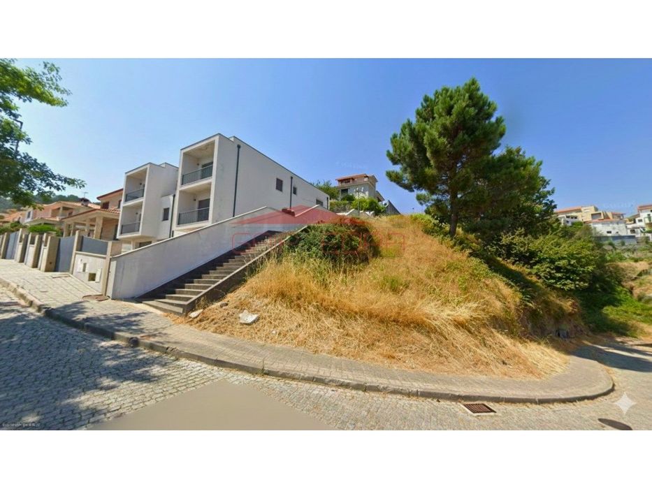 Terreno de 1650m² com acesso pavimentado construção 6 apartamentos