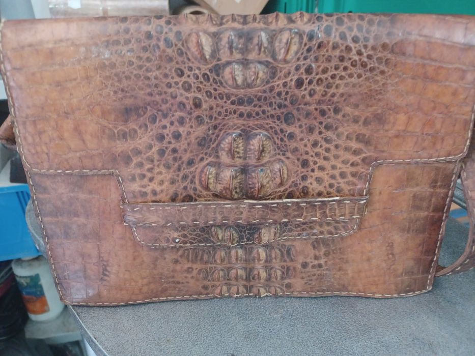 Mala senhora tiracolo