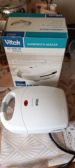 Маленький компактный тостер