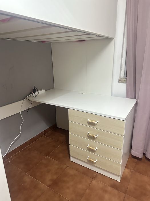 Cama alta com secretária, armário e gavetas – excelente estado