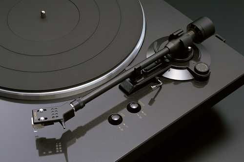 Automatyczny gramofon analogowy DENON DP-300F czarny